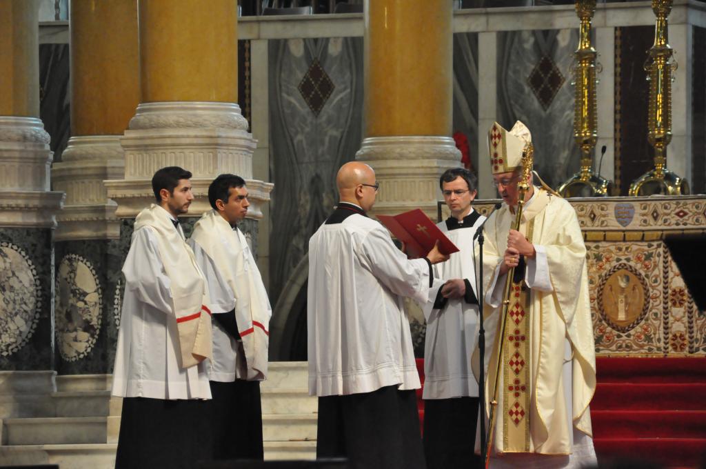 Cardinal Vincent renews the vows of the Deacons 