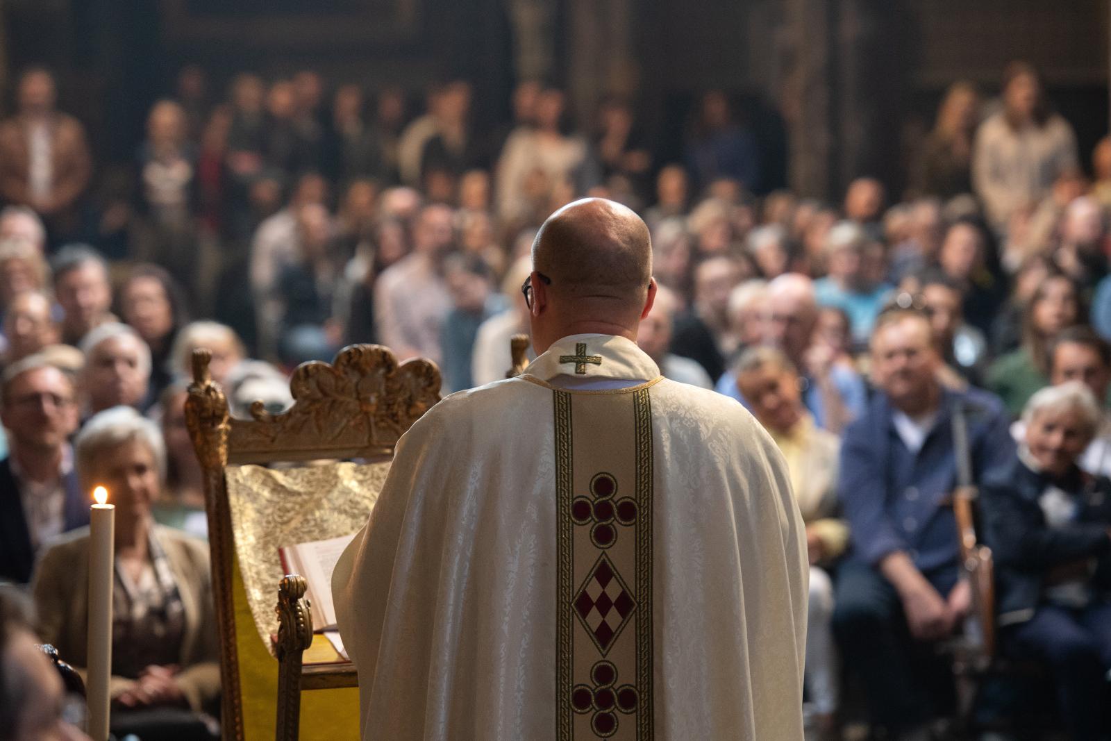Bishops invite faithful to return to Mass at Pentecost - Diocese of Westminster
