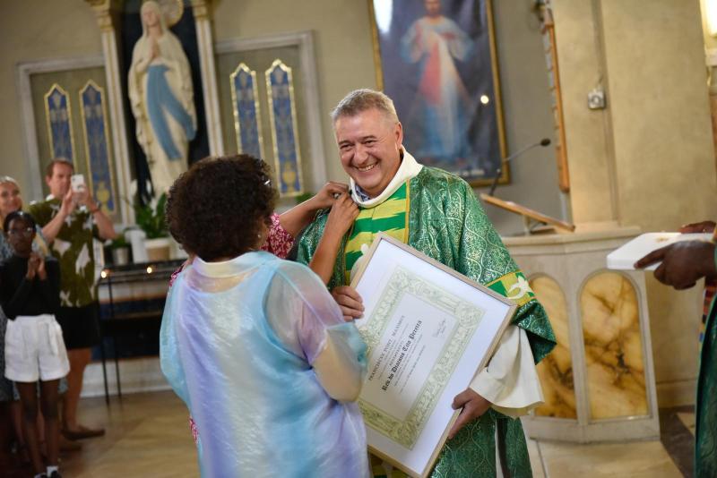 Deacon Tito receives Papal medal