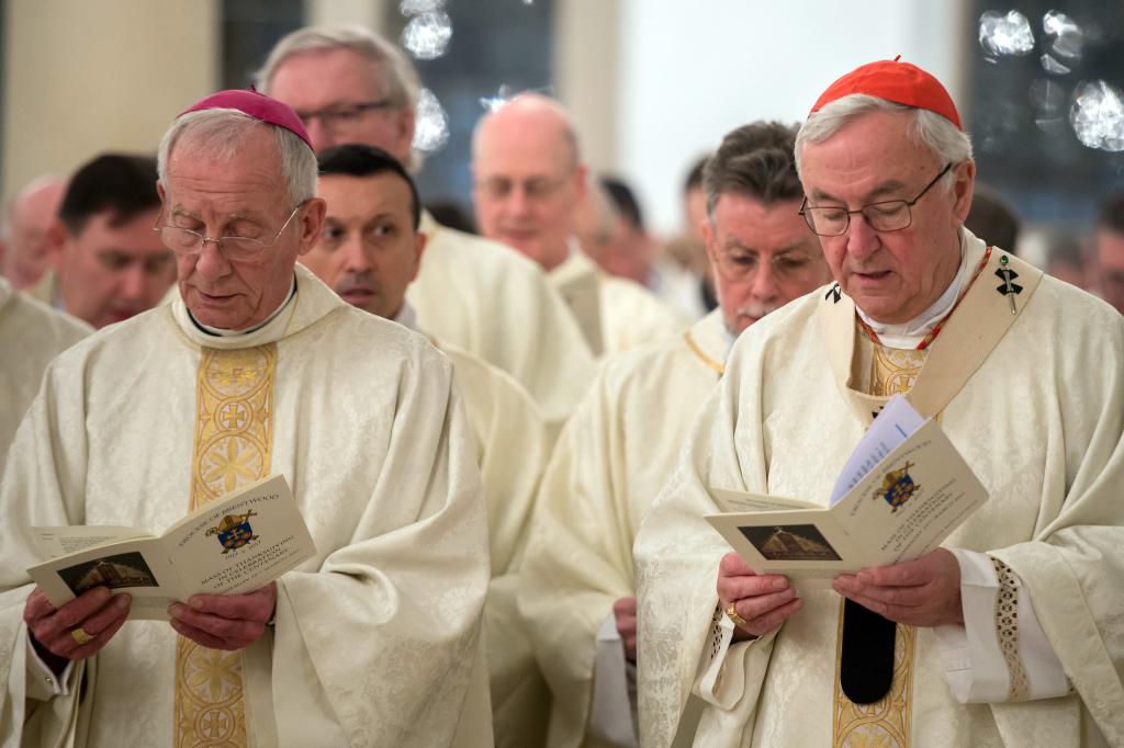 Cardinal prays for repose of soul of Archbishop Peter Smith - Diocese of Westminster