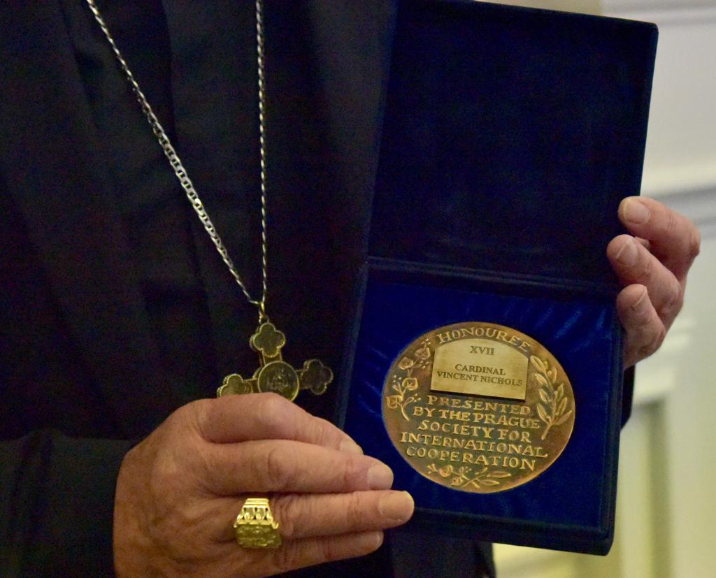 Cardinal receives Prague award for work against human trafficking - Diocese of Westminster