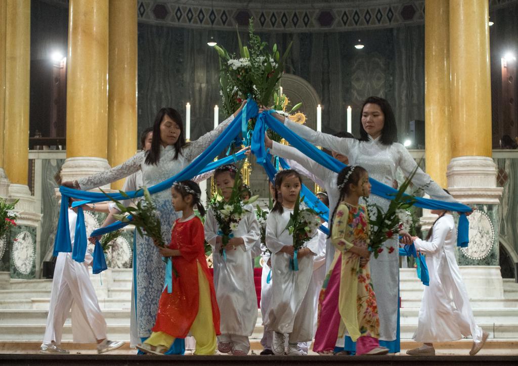 Members of the Vietnamese community performing a dance during the Offretory Procession (Photo: Mazur/Catholicnews.org.uk)