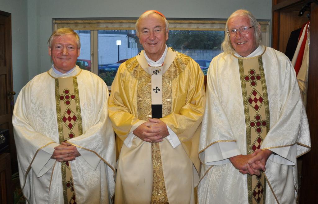 Fr Tom Quinn (R) with Fr Jim Duffy (L) and Cardinal Vincent at the centenary of Northfields Parish (Photo: Eddie Tulasiewicz)