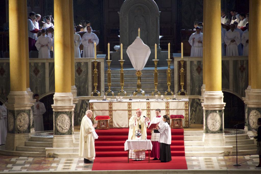 Cardinal Vincent Alongside 300 Priests Renew Priestly Promises at Chrism Mass