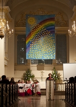 Barbara Kentish speaks at St Martin-in-the-Fields beneath the 100 Days of Peace banner