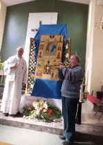 Fr Joe Ryan welcomes the Peace Icon to St John Vianney's to a trumpet fanfare