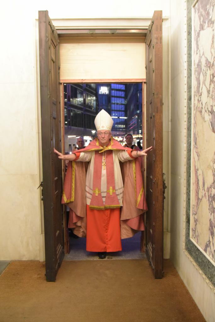 Cardinal Vincent Opens Door of Mercy at the Cathedral - Diocese of Westminster