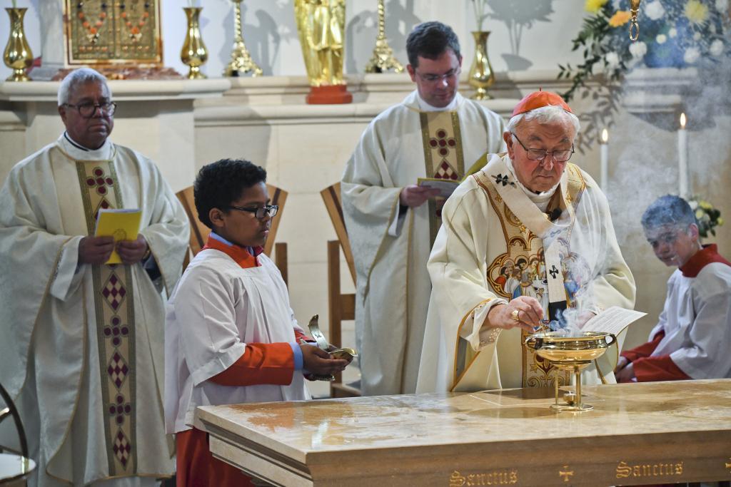 Cardinal Vincent blesses the altar (Photo: Lucy Baker)