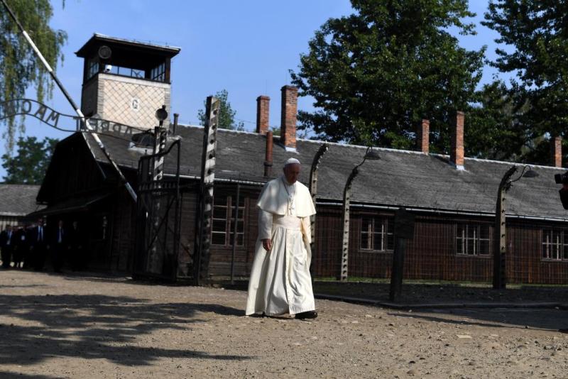 Pope Francis visiting Auschwitz in July 2016 (Mazur/CBCEW.org.uk)