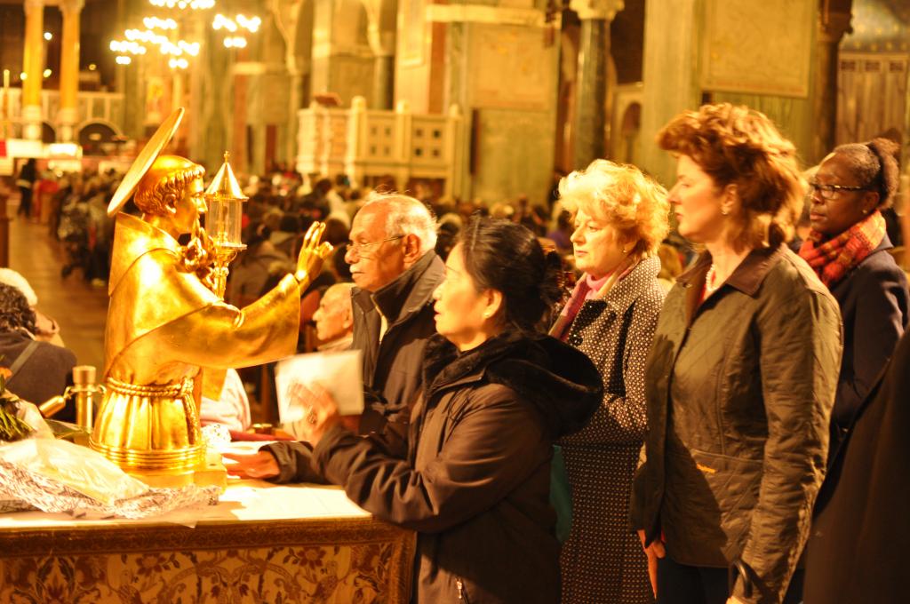Over 6,000 venerate the relics of St Anthony of Padua at Westminster Cathedral - Diocese of Westminster