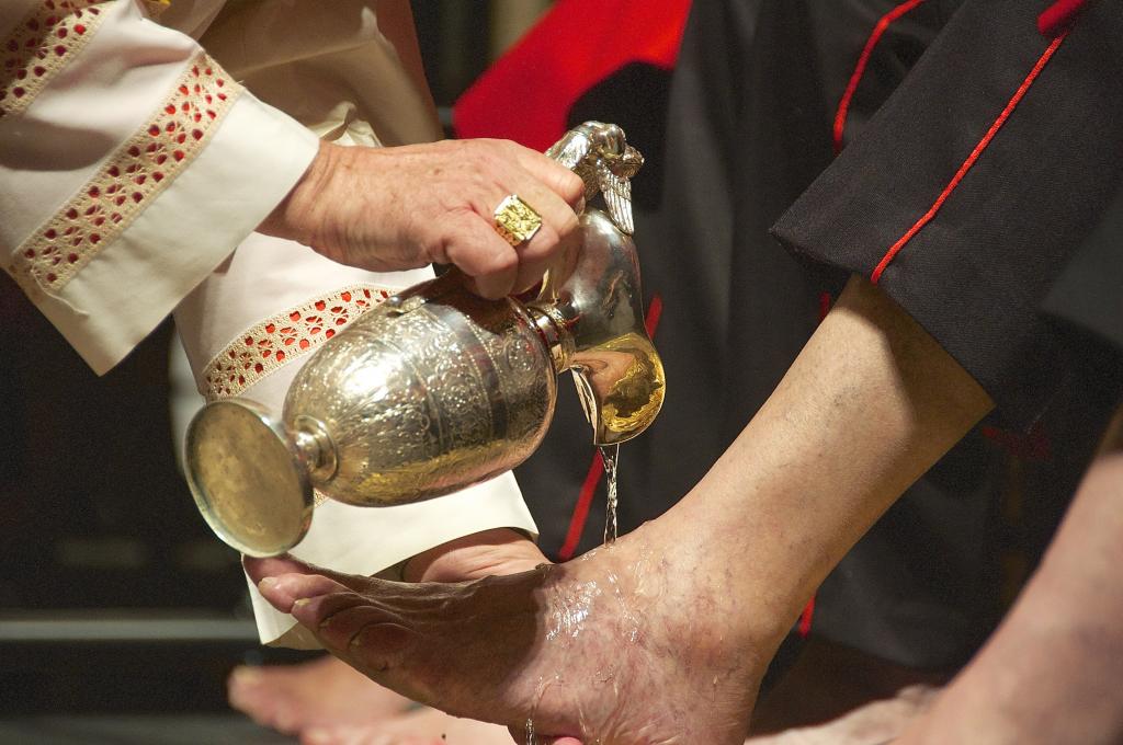 Cardinal washes the feet of Chelsea Pensioners at the Mass of the Lord's Supper