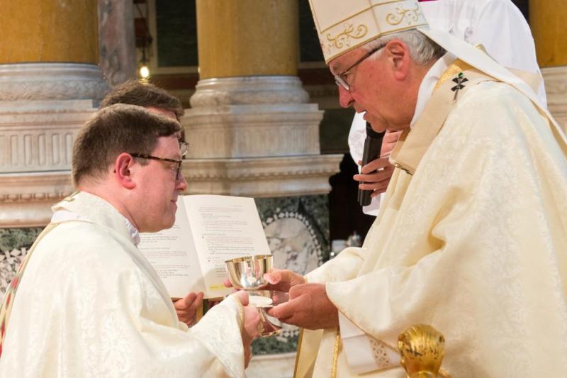 Fr John Tabor receives chalice and patten from Cardinal Vincent at his ordination. (Photo: Mazur/Catholicnews.org.uk)