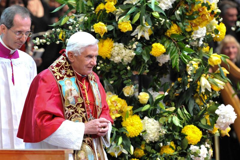 Pope Francis asks for prayers for Benedict XVI