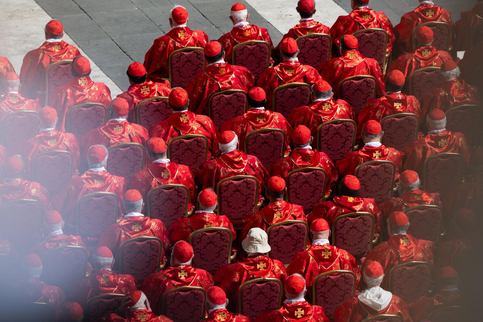 Cardinals ask faithful to pray for their discernment for new Pope